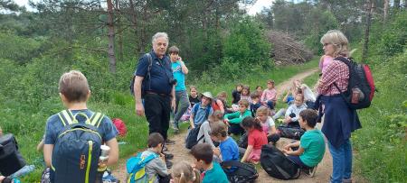 Prof. Leon Kernel z učenci OŠ iz Trebč, ki je sodelovala v projektu